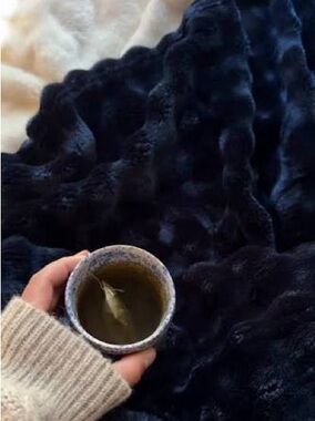 Hythe Bubble Blanket in Navy Blue Plush Throw Blanket for Cozy Lounging